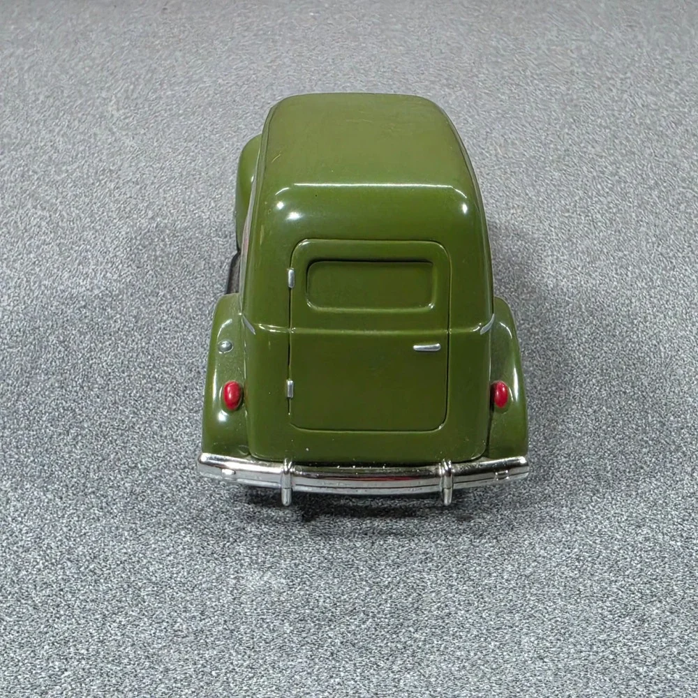 Golden Wheel 1940 Ford Sedan Delivery US Army Uncle Sam Green Excellent 1/32